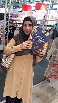Huda al-Jundi auf der Frankfurter Buchmesse mit ihrem Buch "Kuchen trifft Orient"
