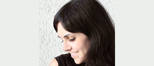 Koribk ist im Halbprofil vor einer Wand abgebildet