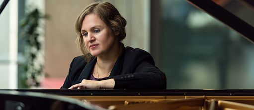 Julia Mustonen-Dahlkvist am Klavier sitzend