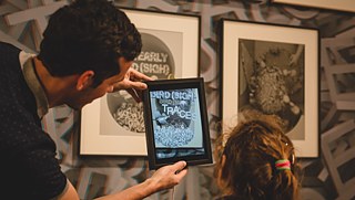 Vor der Arbeit „TB – Early Birds AR“ von Tim Berresheim