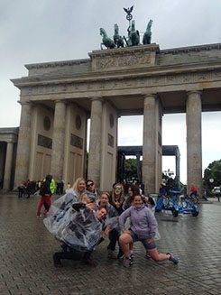 Merren mit einer Tourgruppe am Brandenburger Tor. 
