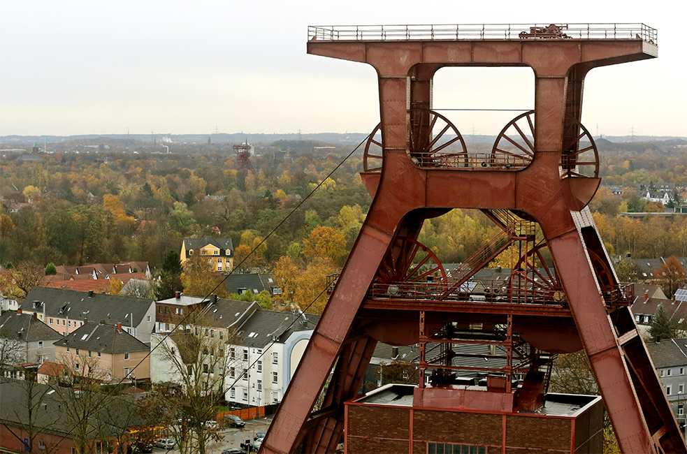 <b>Essen : la capitale verte de l’Europe</b><br/>La région de la Ruhr est généralement synonyme d’acier, de métal et d’exploitation minière. Mais Essen a plus d’une corde à son arc : en 2017, elle a été élue « Capitale verte de l’Europe ». Grâce à de nombreux programmes de création d’espaces verts, Essen est aujourd’hui considérée comme la troisième ville la plus verte d’Allemagne. Des parcs historiques, des espaces verts modernes et un vaste réseau de pistes cyclables vous invitent à la détente dans un cadre de verdure exceptionnel. Le clou de la visite reste cependant la mine de charbon de Zollverein, seul site classé au patrimoine mondial de l’UNESCO dans la région de la Ruhr.