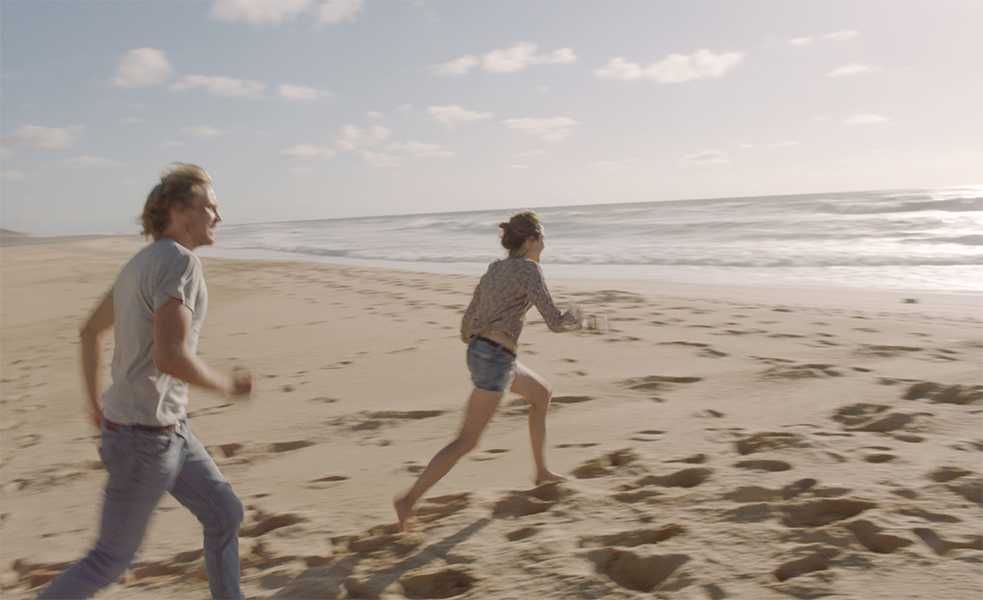 Eine Reise nach Portugal führt in „303“ auch zu einer inneren Reise: Auf ihrer Wohnwagentour entwickelt sich zwischen zwei Studenten eine Liebesbeziehung.