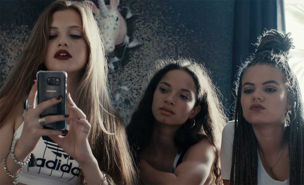 Liebe zwischen Schülerinnen: In „Blue my Mind“ brechen Jugendliche durch ihre Reise aus der heterosexuell-geprägten Gesellschaft aus.