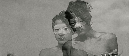 Superposition de deux images d'un garçon avec une masque