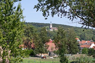 Op een kleine heuvel gelegen, is het kasteel Tonndorf al van in de verte goed zichtbaar. De ongeveer 60 bewoners, waaronder veel gezinnen, hebben zich in 2005 georganiseerd in een coöperatie. Samen willen ze het als monument beschermde kasteel bewaren en bovendien solidair en ecologisch samenleven.