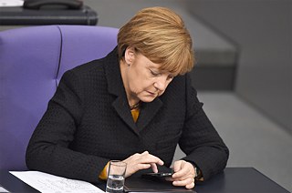 Liidukantsler Angela Merkel oli tulivihane, kui 2013. aastal välja tuli, et USA salateenistus NSA tema mobiiltelefoni pealt kuulas. 