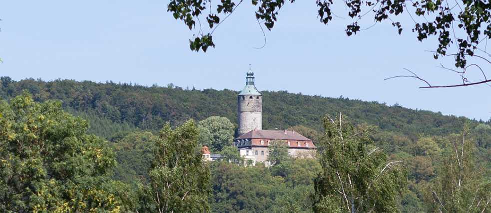 Schloss Tonndorf wurde im 12. Jahrhundert auf einer Anhöhe nördlich des gleichnamigen Dorfes im heutigen Thüringen errichtet. 