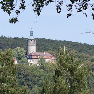 Schloss Tonndorf wurde im 12. Jahrhundert auf einer Anhöhe nördlich des gleichnamigen Dorfes im heutigen Thüringen errichtet. 