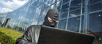 Muchas veces los virus informáticos y los softwares maliciosos se instalan en computadoras personales para realizar desde allí ataques cibernéticos. 