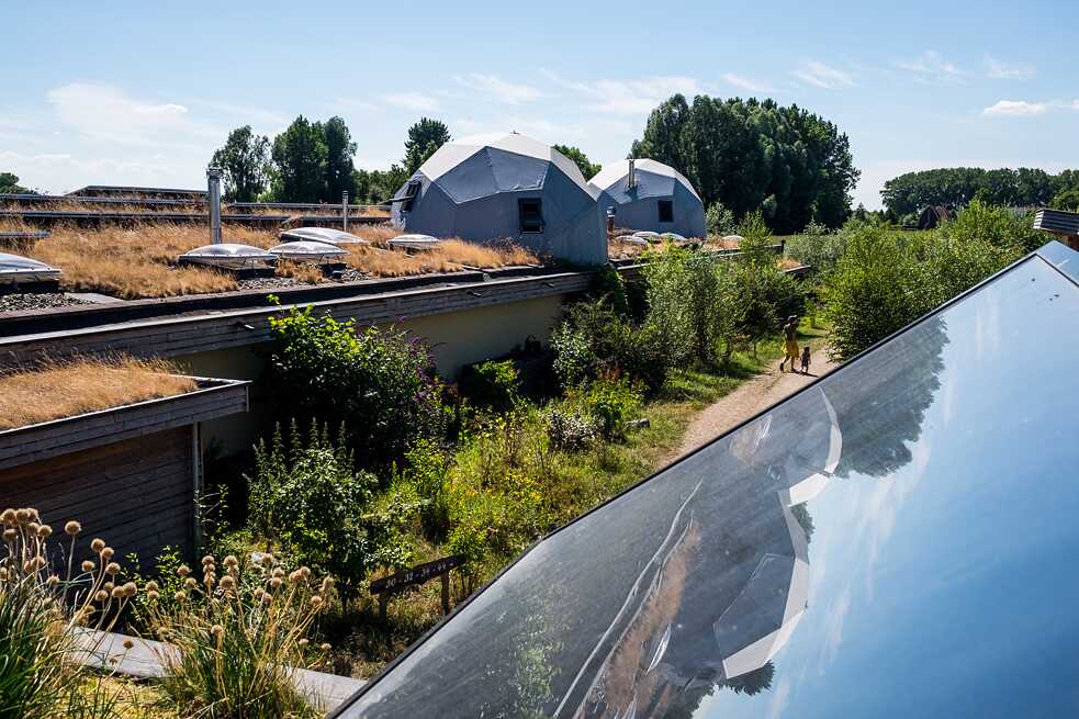 Vom Dach eines der Earthships