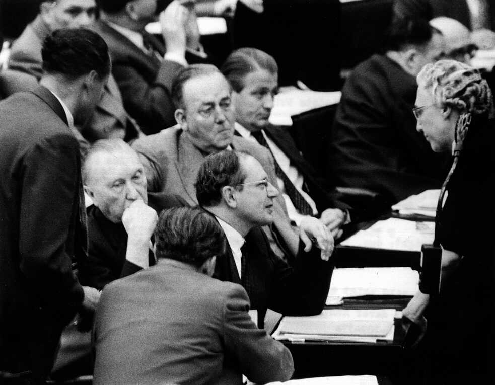 Helene Weber, députée CDU, discute en 1956 de la loi sur le service militaire avec le chancelier allemand Konrad Adenauer et d’autres députés. 