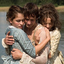 Filmden bir sahne: Aşık Kız Kardeşler