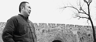 Stipendiat Ye Zhaoyan vor der Stadtmauer Nanjing (2008)