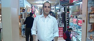 Ein Mann mit mehreren Schüssen in die Brust