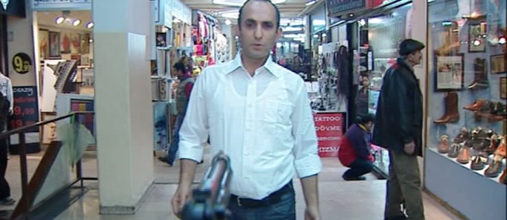 Ein Mann mit mehreren Schüssen in die Brust