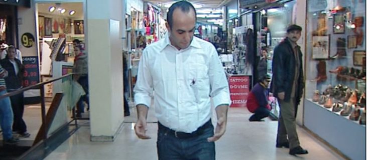 Ein Mann mit mehreren Schüssen in die Brust