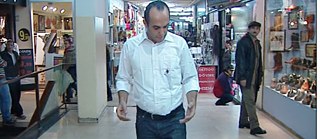 Ein Mann mit mehreren Schüssen in die Brust