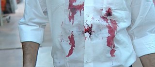 Ein Mann mit mehreren Schüssen in die Brust