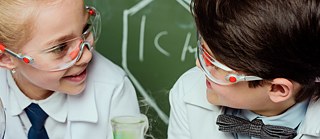 Kinder führen Chemie-Experimente durch