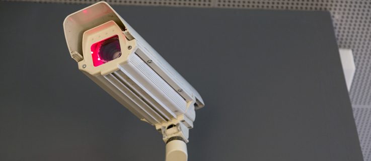 CCTV Kamera, die einen roten Punkt an die Wand beamt