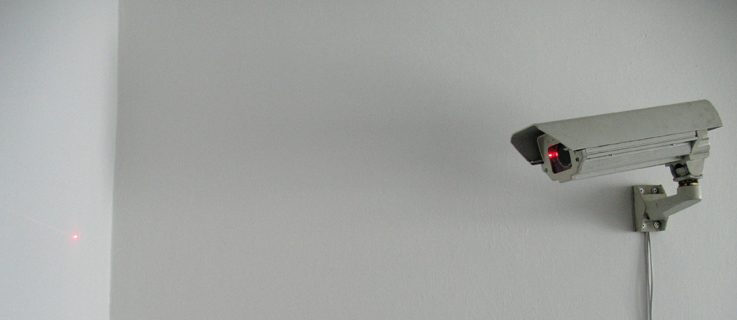 CCTV Kamera, die einen roten Punkt an die Wand beamt