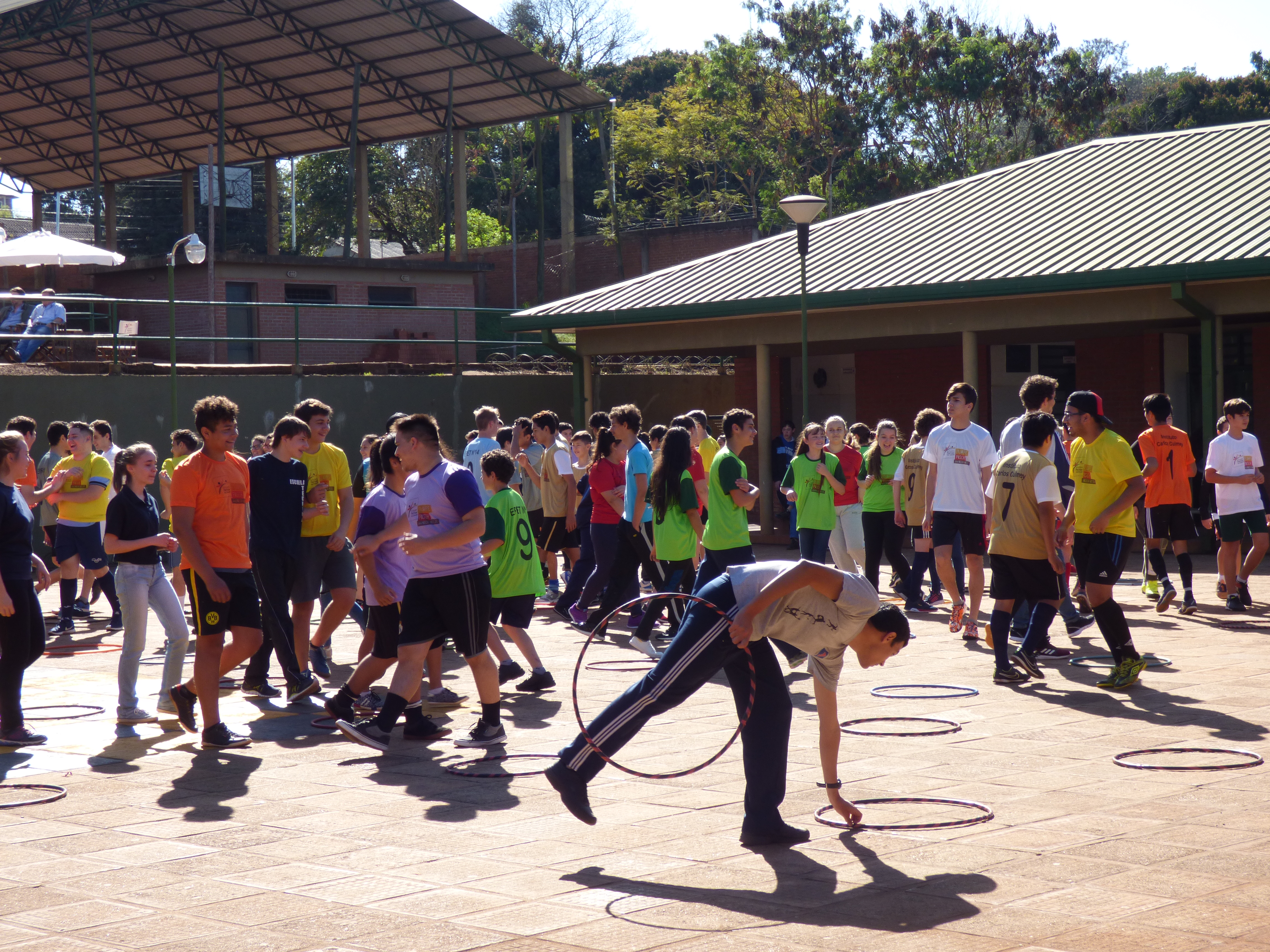 Schüler/Innen von PASCH-Schulen beteiligen sich an integrativen Aktivitäten, vor dem Fußballturnier. 