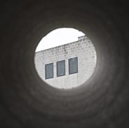 Installation Ei Gugg Emol - Watch out (Bernhard Serexhe)