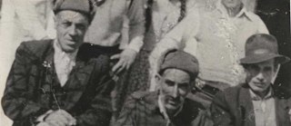 Der Mann in der Mitte ist der Urgroßvater väterlicherseits des Autors. Das Bild stammt aus den 1950er Jahren. 