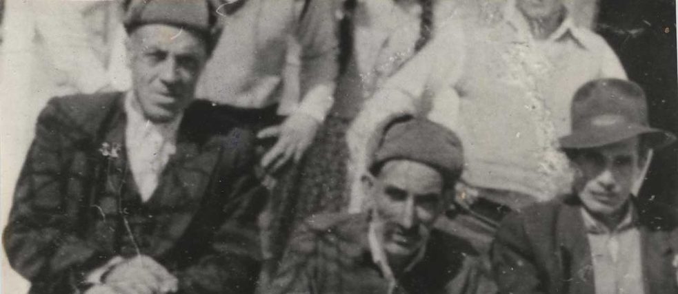 Muž uprostřed je autorův pradědeček z otcovy strany. Snímek pochází z 50. let. 