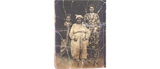 Das Bild stammt aus den 1940er Jahren. Diese Roma waren Ofensetzer; ein Beruf, der sowohl von Frauen als auch von Männern ausgeübt wurde. Die Frau in der Mitte ist die Schwester des Großvaters väterlicherseits des Autors. 