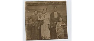 Es handelt sich hierbei um eine Gruppe von ehemaligen Kesselflickern. Der Beruf wurde von Frauen und Männern gleichermaßen ausgeübt, wobei die Frauen die wichtigsten Helfer der Männer waren. Das Bild stammt aus den 1930er Jahren.