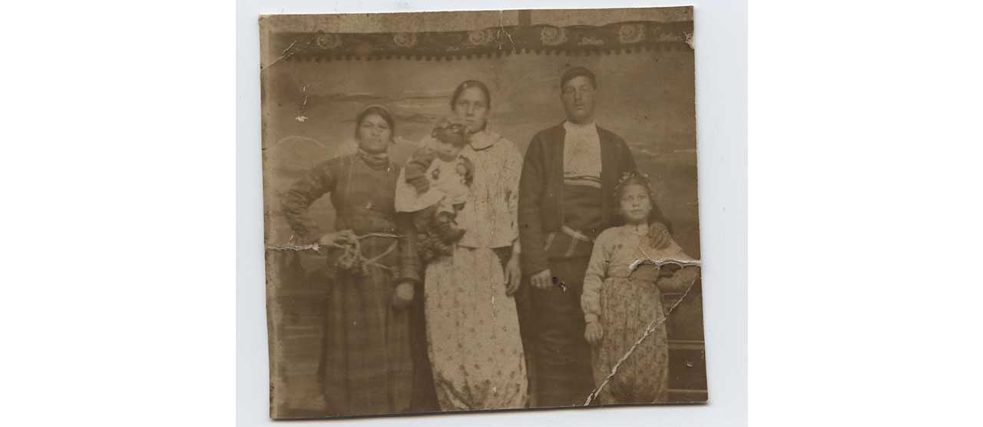 Romové muslimské víry z města Lom náležející k velkorodině Kalajdži. V tomto konkrétním případě jde o skupinu bývalých kotlářů. Tomuto povolání se věnovali stejnou měrou muži i ženy. Snímek pochází ze 30. let. 