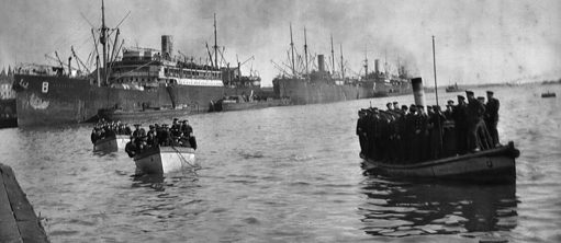 1918 Helsinki Eteläsatama_Saksalaisia merisotiolaita lähdössä lomalle