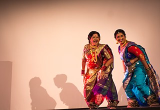 Lavani-Abend: Präsentiert von Kali Billi Productions | Musik, Tanz und Geschichten - diese Performance bringt einen zeitgenössischen Kontext in die traditionelle Tanzform Lavani. Gewagt, provokativ und sinnlich, besticht diese Tanztheater Präsentation in vielerlei Hinsicht.