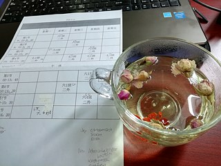 Mein neuer Arbeitsplatz mit Rosentee