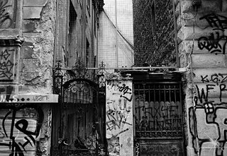 Verlassene und verschlossene Hinterhöfe und Häuser im Zentrum Athens