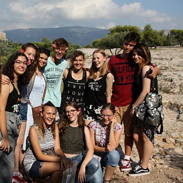 2 Die Akropolis und wir! Tn des PASCH-Camps während einer Exkursion im Stadtzentrum