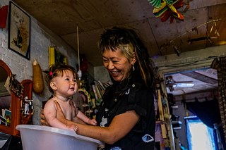 Padmini Peng kwam uit Londen naar de ADM om mee te strijden voor het behoud van de gemeenschap. Met haar vriend en her baby woont ze op de ADM.