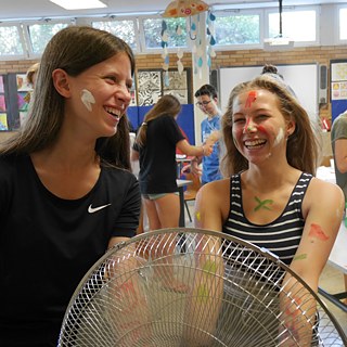 Bastelaktivitäten an einem heißen Athenertag