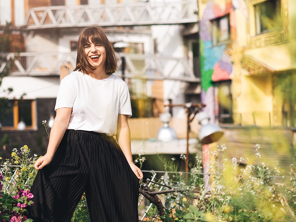 <b>Carolina Silva an einem ihrer Lieblingsorte in Berlin: auf dem Holzmarkt an der Spree. </b><br><br>„Es ist fast unmöglich, sich in Berlin zu langweilen.“ Klischees beiseite – was Berlin auszeichnet, ist für Carolina die Multikulturalität der Stadt „auf allen Ebenen“. Ihr fehlt jedoch die portugiesische Freundlichkeit – oder Empathie? „Portugiesen sind emotionaler und bringen sich persönlich viel stärker ein in das, was sie tun, als die Deutschen. Darüber muss ich immer als erstes lächeln, wenn ich wieder mal in Portugal bin.“