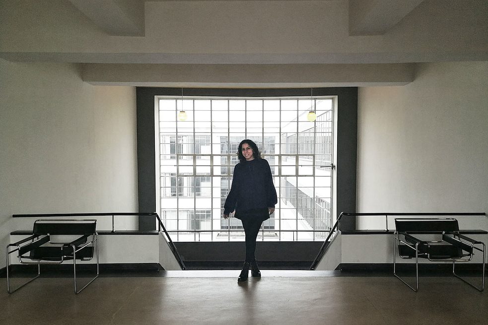 <b>Isel Vega Ramos</b>, peruanische Architektin, Hochschule Anhalt, Dessau: Ich bewundere die Frauen des Bauhauses, besonders Marianne Brandt und Gertrud Arndt. Sie waren innovativ und wagten es, in ihnen fremde Welten vorzudringen. Das Bauhaus hat mir beigebracht, keine Angst davor zu haben, etwas Neues auszuprobieren, die Kunstrichtungen miteinander zu vereinen, Ideen zu teilen und ich selbst zu sein. Die internationale und multidisziplinäre Umgebung, in der ich derzeit studiere, ist eine Bereicherung für mich. Im Master für Design stoße ich auf Kommilitonen aus aller Welt und aus verschiedenen Studiengängen. Momentan nehme ich am Projekt BauNow teil, das vom Deutsch-Israelischen Zukunftsforum gegründet wurde. Dabei untersuchen wir die Werte des Bauhauses und ihre Relevanz beim Aufbau von sozialen Gemeinschaften. <br><br><b>Foto:</b> Das Innere des Bauhaus-Gebäudes in Dessau steht nicht nur für den Einfluss der Moderne auf die Architektur, sondern auch für eine neue Generation von Designern, die immer noch vom Bauhaus lernen. 