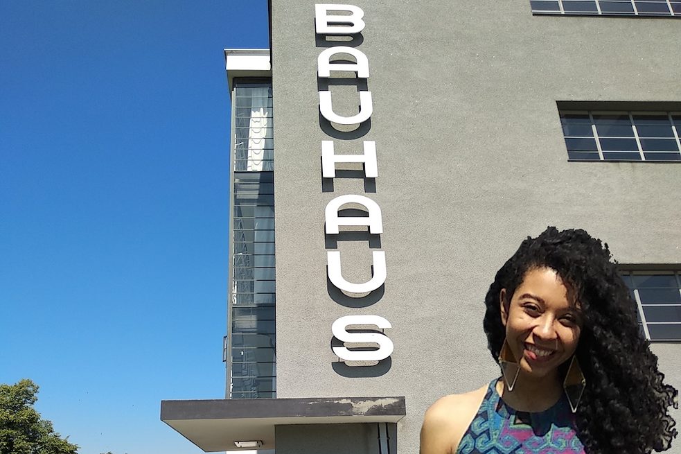<b>Paula Estéfani Souto Ramos Magalhães Teixeira</b>, brasilianische Beraterin für Design und Umgang mit Innovation, Hochschule Anhalt, Dessau: Das Bauhaus hat nicht nur meinen Blick auf die Künste, sondern auch auf das Leben verändert. Im Studium habe ich gelernt, mich für eine andere Sichtweise der Dinge zu öffnen. Dabei geht es um mehr als die bloße Wertschätzung von Kunst und Design. Nachdem ich diesen Weg des Entdeckens und der Unsicherheit akzeptiert und gelernt hatte, das Design des Immateriellen zu erkennen, stellte ich fest, dass ich durch mein Studium etwas dazu beitragen wollte. Allerdings ist es ein Prozess, der niemals endet. Ich bin zufrieden mit meiner Arbeit, aber vielleicht werde ich mich in der Zukunft für einen Richtungswechsel entscheiden. <br><br>  <b>Foto:</b> Vor dem Bauhaus-Gebäude in Dessau an meinem Abschlusstag. 