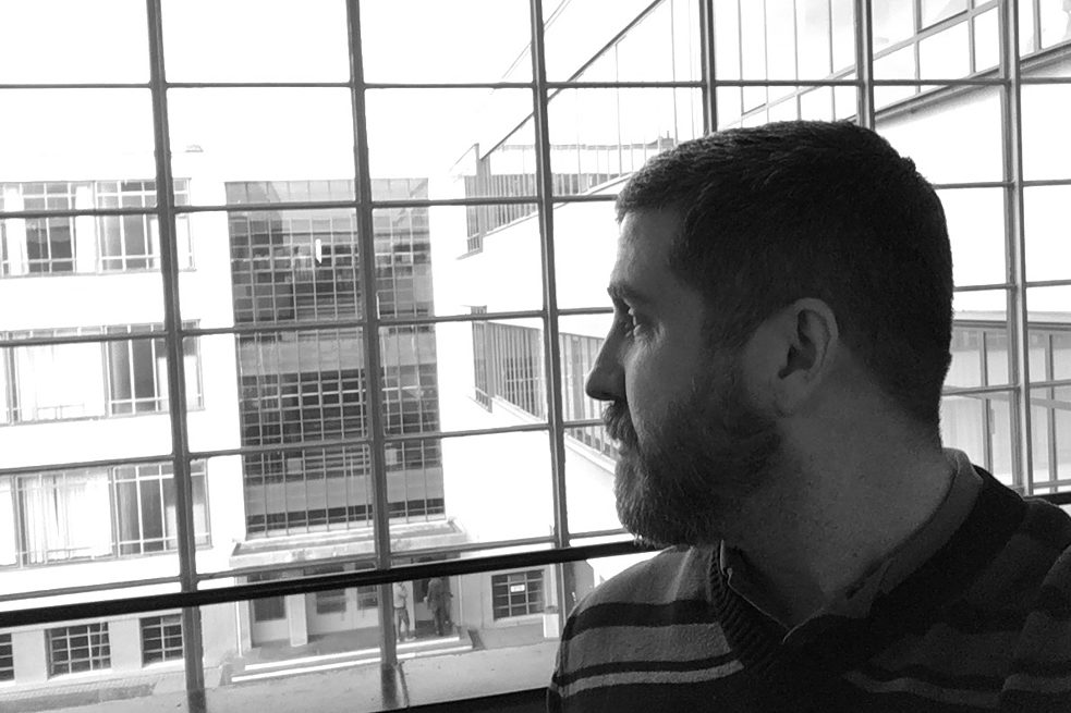 <b>Mauricio Sosa Noreña</b>, kolumbianischer Publizist, Hochschule Anhalt, Dessau: Das Bauhaus ist viel mehr als Design und Kunst. Es ist eine Lebensauffassung. Die Bauhaus hat versucht, durch Kunst und Design die Lebensbedingungen der Menschen zu verbessern, indem es das Denken veränderte, die Städte, die Gegenstände... den Alltag der Menschen. Eine seiner wichtigsten Lehren ist die vereinende Arbeitsweise: Vor ihrer Spezialisierung auf einen Teilbereich müssen die Designer eine gemeinsame Grundlage haben, um später zusammenzuarbeiten.  <br><br>  <b>Foto:</b> Im Bauhaus-Gebäude in Dessau 