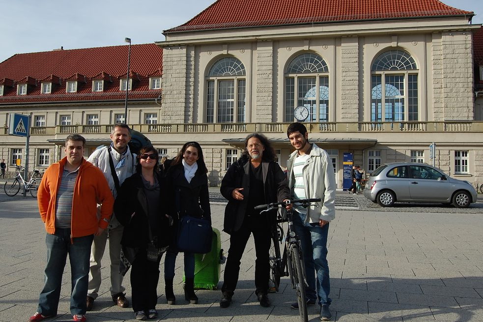 <b>Cristian Gabriel Terreno</b>, argentinischer Architekt, Bauhaus-Universität Weimar: Während meines Architekturstudiums war das Bauhaus unter den Lehrenden die am meisten geschätzte Kunstschule. Sie war das Vorbild für alles, was die Ausbildung betraf. Bei meinem ersten Berlinbesuch als Architekturstudent fuhr ich ins Bauhaus-Archiv und war fasziniert. Zwanzig Jahre später kam ich zum Postgraduiertenstudium nach Weimar. Ich fand viel Trost darin, einen kritischen Blick auf die Moderne zu entdecken, der sich mit dem postkolonialen Blick vereint, der meinen eigenen Intellekt als gebildeter Lateinamerikaner, der auf den Westen schaut, herausfordert.  <br><br>  <b>Foto:</b> Ankunft in Weimar 2013, um an einem argentinisch-deutschen Doktorandenprogramm teilzunehmen. Ich bin der Zweite von links. 