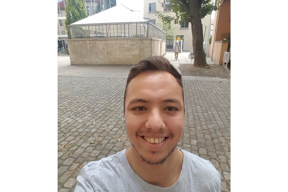 <b>David Muñoz Hasselbrink</b>, peruanisch-deutscher Architekt, Bauhaus-Universität Weimar: Unter dem Einfluss meines Großvaters und seiner Bewunderung für die Kunstschule brachte mich das Bauhaus-Erbe dazu, Architektur in Weimar zu studieren. Nach Bauhaus zu denken, heißt, die Künste als eins zu denken, Form und Funktion zu vereinen und seine Kenntnisse in integrierender Weise anzuwenden. Um dieser Idee zu folgen, benutze ich Prinzipien aus anderen künstlerischer Disziplinen bei meinen persönlichen Projekten, in der Musik und in den Geschichten, die ich schreibe. <br><br>  <b>Foto:</b> Café Atelier der Bauhaus-Universität Weimar