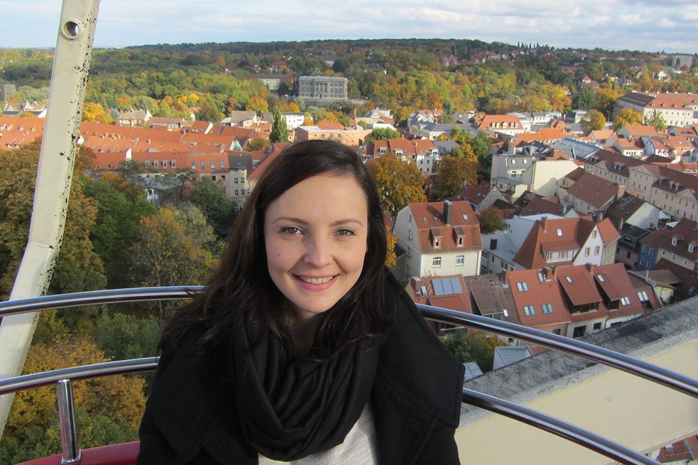 <b>Carla Ebel</b>, brasilianisch-italienische Architektin, Bauhaus-Universität Weimar: Als Architektin, Stadtforscherin und Professorin trage ich die Bildungsgebote des Bauhauses in mir, seine hundertjährige Entwicklung und meine Erfahrung in einem internationalen Programm. Seit seiner Gründung hat das Bauhaus Anpassungen und Herausforderungen durchlebt. Sein Erbe hat meine Sichtweise der Künste beeinflusst und meine Art, mich mit den Menschen, der Architektur und der Stadtforschung ins Verhältnis zu setzen. Das Bauhaus steht für einen aufmerksamen, interdisziplinären, systematischen und vor allem menschlichen Blick. <br><br>  <b>Foto:</b> Blick auf Weimar vom Riesenrad am Zwiebelmarkt