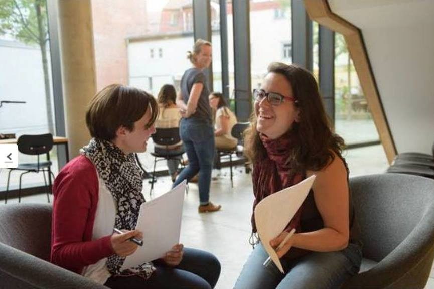 <b>Mónica Jimena Ramé</b>, argentinische Architektin, Bauhaus-Universität Weimar. Die Bauhaus-Philosophie hat mir dabei geholfen, Brüche als notwendige Wendepunkte zu verstehen, um neue Wege in Kunst und Design einzuschlagen. In meinem Studium versuche ich, die Prinzipien von Rationalität, Schlichtheit und Praktikabilität anzuwenden, mit dem Ziel guter Ergebnisse. <br><br>  <b>Foto:</b> In der Universitätsbibliothek während der alljährlichen „Langen Nacht der Wissenschaften“. Bei dieser außerstudienplanmäßigen Aktivität können wir Kommilitonen und Perspektiven anderer Studiengänge kennenlernen.