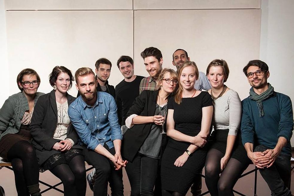 <b>Augusto Francisco Gandía</b>, argentinischer Architekt, Bauhaus-Universität Weimar: Einerseits hat mir das Bauhaus Disziplin eingeimpft, um ein guter Designer zu werden. Andererseits hat es mir die Möglichkeit verschafft, an Seminaren anderer Fakultäten teilzunehmen wie zum Beispiel Informatik. Das hat mir die Angst genommen, mit Leuten anderer Studiengänge zusammenzuarbeiten, und ich habe gelernt, bei der Arbeit das Vertrauen zu haben, dass ich zur Lösung der Probleme anderer beitragen kann. Das war wichtig, da ich in einer Umgebung studiere und arbeite, wo ich gemeinsame Projekte mit Ingenieuren aus der Robotik, Informatik und anderen Disziplinen mache. <br><br>  <b>Foto:</b> Mein Abschluss im Hauptgebäude des Bauhauses in Weimar. Ich habe zusammen mit Menschen verschiedener Nationalitäten und Auffassungen von Design studiert. Ich bin der mit dem Jeanshemd vorne links.