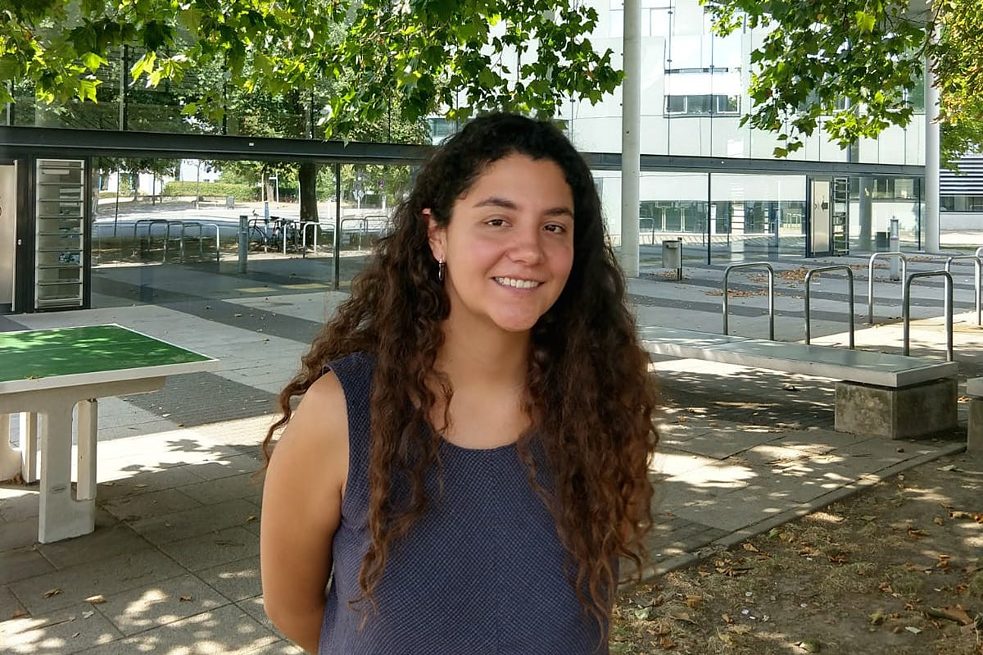  <b>Laura Gutiérrez Mesa</b>, kolumbianische Architektin, Hochschule Anhalt, Dessau: Das Bauhaus und seine Mitglieder sind mehr als eine Bewegung. Es geht darum, in der Praxis zu lernen, etwas mit unseren eigenen Händen zu schaffen, verschiedene Techniken auszuprobieren und uns ständig weiter zu entwickeln. In Dessau habe ich gelernt, die Arbeit in interdisziplinären Gruppen wertzuschätzen. Das Wichtigste des Bauhaus-Erbes ist es zu verstehen, dass ein gutes Projekt das Ergebnis der gemeinsamen Arbeit von Vertretern verschiedener Disziplinen sein sollte. Die neue Vision des Bauhauses besteht darin, zur ursprünglichen Vision die Multikulturalität hinzuzufügen, sodass man nicht nur von anderen Berufen lernt, sondern auch von anderen Kulturen und deren Kunst- und Designformen.  <br><br>  <b>Foto:</b> Vor dem Gebäude des Masters Integrated Design MAID, der sich Projekten internationaler Studierender verschiedener Disziplinen widmet.